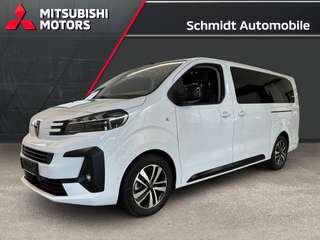 Schräge Frontansicht auf einen Peugeot Traveller , freigestellt