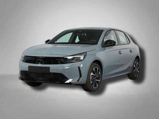 Schräge Frontansicht auf einen Opel Corsa , freigestellt