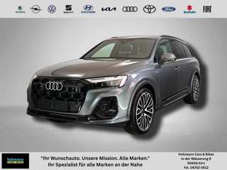 Schräge Frontansicht auf einen Audi Q7 , freigestellt