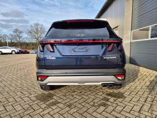 Schräge Frontansicht auf einen Hyundai Tucson , freigestellt