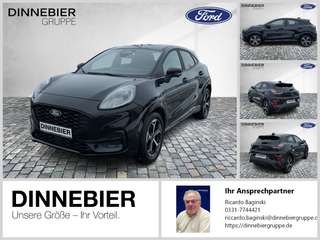 Schräge Frontansicht auf einen Ford Puma , freigestellt