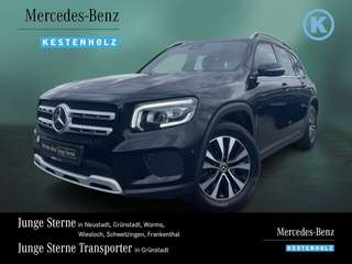 Schräge Frontansicht auf einen Mercedes-Benz GLB , freigestellt