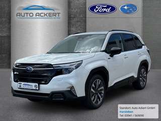 Schräge Frontansicht auf einen Subaru Forester , freigestellt