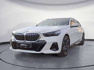 Schräge Frontansicht auf einen BMW 5er-Reihe , freigestellt