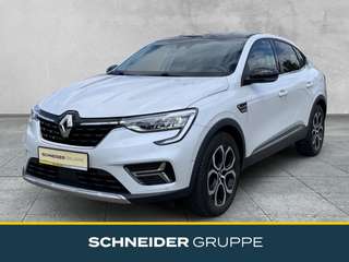 Schräge Frontansicht auf einen Renault Arkana , freigestellt