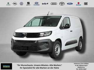 Schräge Frontansicht auf einen Opel Combo , freigestellt