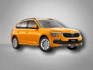 Schräge Frontansicht auf einen Skoda Kamiq , freigestellt