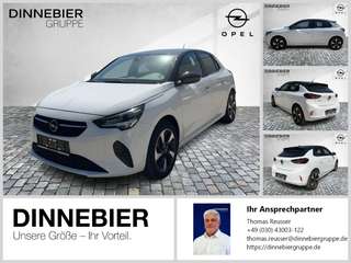 Schräge Frontansicht auf einen Opel Corsa , freigestellt