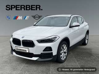 Schräge Frontansicht auf einen BMW X2 , freigestellt