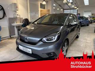 Schräge Frontansicht auf einen Honda Jazz , freigestellt