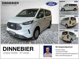 Schräge Frontansicht auf einen Ford Transit Custom , freigestellt