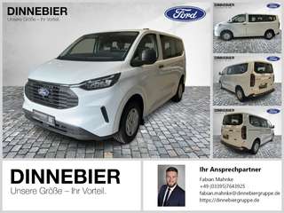 Schräge Frontansicht auf einen Ford Transit Custom , freigestellt