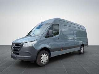 Schräge Frontansicht auf einen Mercedes-Benz Sprinter , freigestellt