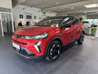 Schräge Frontansicht auf einen Renault Captur , freigestellt