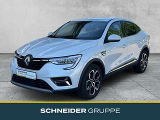 Schräge Frontansicht auf einen Renault Arkana , freigestellt