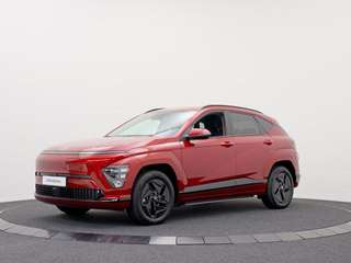 Schräge Frontansicht auf einen Hyundai Kona Elektro , freigestellt