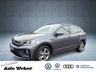 Schräge Frontansicht auf einen Volkswagen Taigo , freigestellt