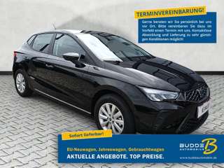 Schräge Frontansicht auf einen SEAT Ibiza , freigestellt