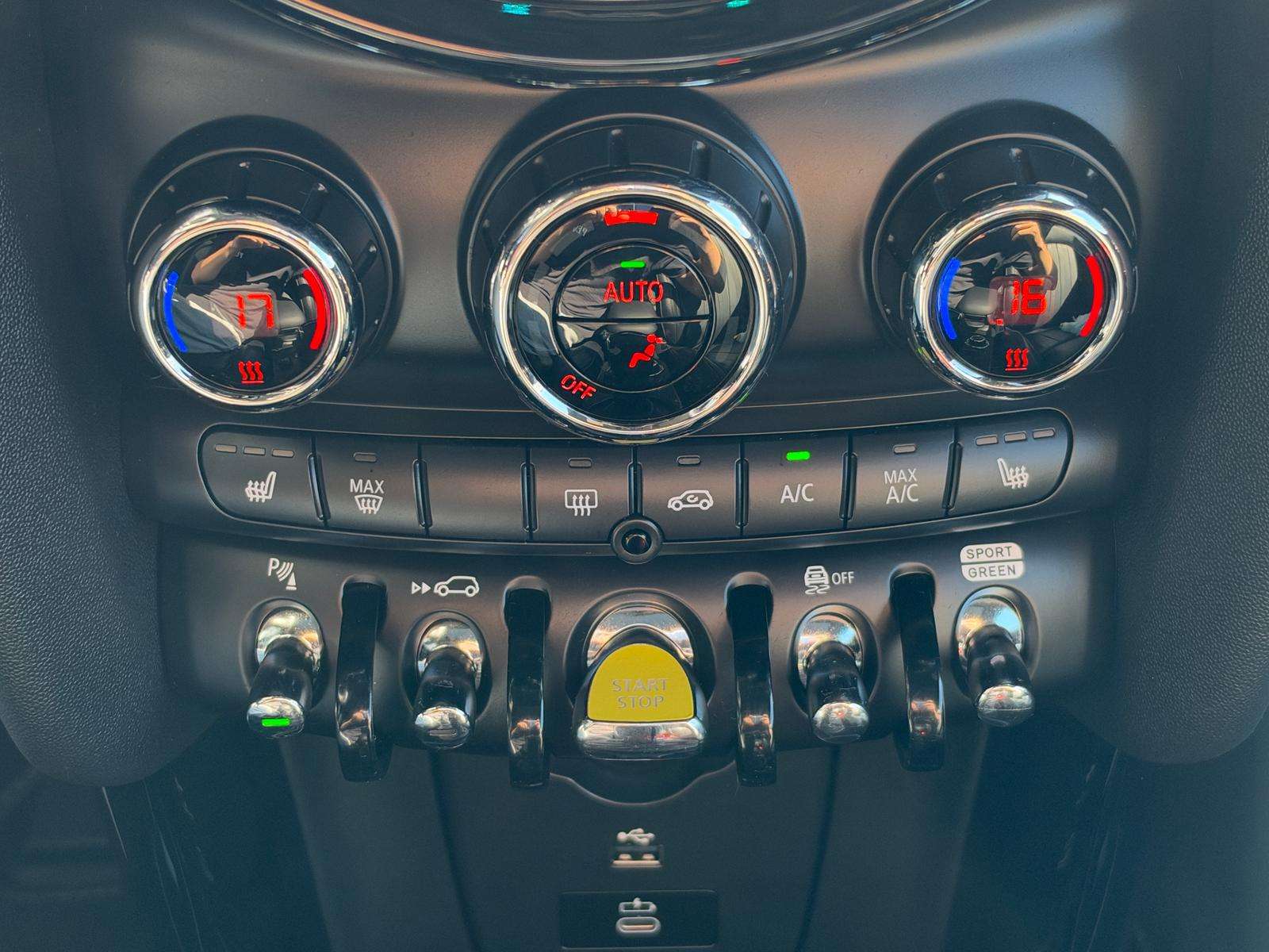 Fahrzeugbild eines MINI COOPER SE