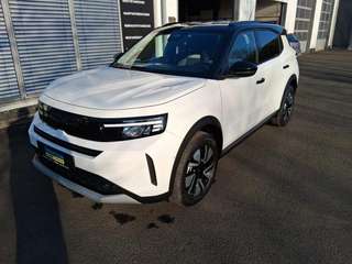 Schräge Frontansicht auf einen Opel Frontera , freigestellt