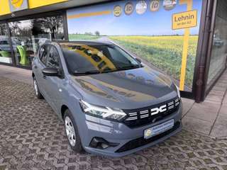 Schräge Frontansicht auf einen Dacia Sandero , freigestellt