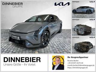 Schräge Frontansicht auf einen Kia EV4 , freigestellt