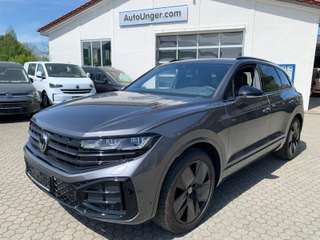 Schräge Frontansicht auf einen Volkswagen Touareg , freigestellt