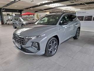 Schräge Frontansicht auf einen Hyundai Tucson , freigestellt