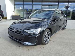 Schräge Frontansicht auf einen Audi A3 , freigestellt