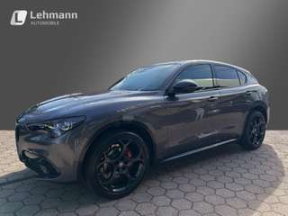 Schräge Frontansicht auf einen Alfa Romeo Stelvio , freigestellt