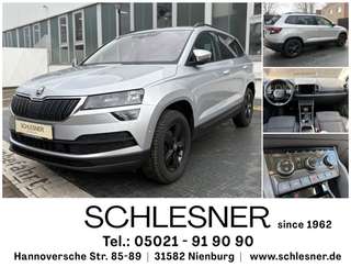 Schräge Frontansicht auf einen Skoda Karoq , freigestellt