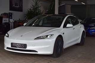 Schräge Frontansicht auf einen TESLA Model 3 , freigestellt