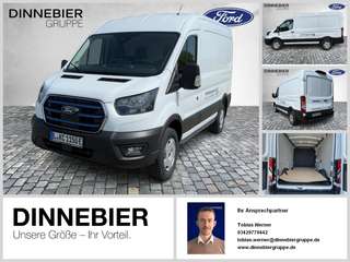 Schräge Frontansicht auf einen Ford Transit , freigestellt