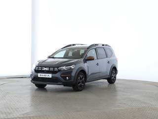 Schräge Frontansicht auf einen Dacia Jogger , freigestellt