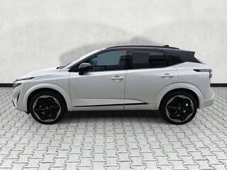 Schräge Frontansicht auf einen Nissan Qashqai , freigestellt