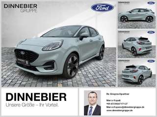 Schräge Frontansicht auf einen Ford Puma , freigestellt