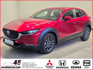 Schräge Frontansicht auf einen Mazda CX-30 , freigestellt