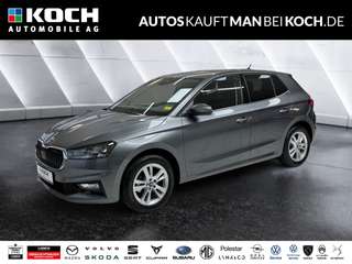 Schräge Frontansicht auf einen Skoda Fabia , freigestellt