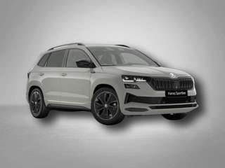 Schräge Frontansicht auf einen Skoda Karoq , freigestellt