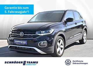 Schräge Frontansicht auf einen Volkswagen T-Cross , freigestellt