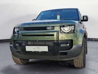 Schräge Frontansicht auf einen Land Rover Defender , freigestellt