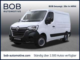 Schräge Frontansicht auf einen Renault Master , freigestellt