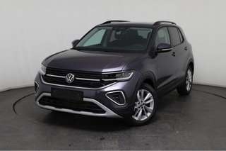 Schräge Frontansicht auf einen Volkswagen T-Cross , freigestellt