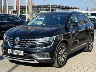 Schräge Frontansicht auf einen Renault Koleos , freigestellt