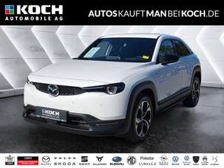Schräge Frontansicht auf einen Mazda MX-30 , freigestellt