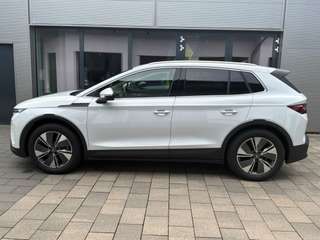 Schräge Frontansicht auf einen Skoda ELROQ , freigestellt