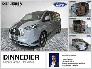 Schräge Frontansicht auf einen Ford Tourneo Custom , freigestellt