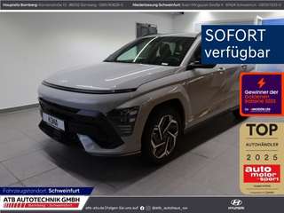 Schräge Frontansicht auf einen Hyundai Kona , freigestellt