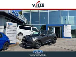 Schräge Frontansicht auf einen Ford Puma , freigestellt
