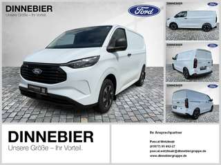 Schräge Frontansicht auf einen Ford Transit Custom , freigestellt